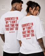 CURRENTLY IN MY “I DON’T HAVE TIME FOR THIS SHIT” ERA – weißes Unisex Oversize Shirt mit rotem Backprint, freches Statement T-Shirt, Streetwear Geschenk