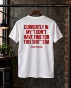 CURRENTLY IN MY “I DON’T HAVE TIME FOR THIS SHIT” ERA – Unisex Statement T-Shirt Weiß mit rotem Backprint | freches Sprüche Shirt