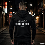 Dad’s Biggest Flex – schwarzer Hoodie mit weißem Backprint, Herren in der Stadt bei Nacht