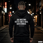 Das Meeting hätte eine E-Mail sein können – schwarzer Hoodie mit weißem Backprint, Herren in der Stadt bei Nacht