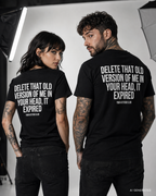DELETE THAT OLD VERSION OF ME IN YOUR HEAD, IT EXPIRED – Weißes Unisex T-Shirt mit rotem Backprint | Regular Fit Self Growth Statement Shirt