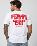 DELETE THAT OLD VERSION OF ME IN YOUR HEAD, IT EXPIRED – Unisex Statement T-Shirt Weiß mit rotem Backprint | selbstbewusstes Sprüche Shirt