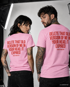 DELETE THAT OLD VERSION OF ME IN YOUR HEAD, IT EXPIRED – Weißes Unisex T-Shirt mit rotem Backprint | Regular Fit Self Growth Statement Shirt
