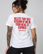 DELETE THAT OLD VERSION OF ME IN YOUR HEAD, IT EXPIRED – Unisex Statement T-Shirt Weiß mit rotem Backprint | selbstbewusstes Sprüche Shirt