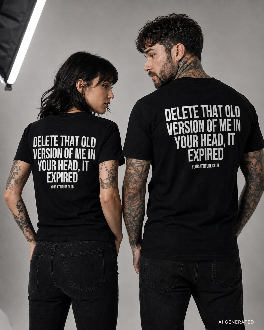 DELETE THAT OLD VERSION OF ME IN YOUR HEAD, IT EXPIRED – Weißes Unisex T-Shirt mit rotem Backprint | Regular Fit Self Growth Statement Shirt