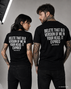DELETE THAT OLD VERSION OF ME IN YOUR HEAD, IT EXPIRED – Weißes Unisex T-Shirt mit rotem Backprint | Regular Fit Self Growth Statement Shirt