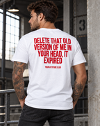 DELETE THAT OLD VERSION OF ME IN YOUR HEAD, IT EXPIRED – Unisex Statement T-Shirt Weiß mit rotem Backprint | selbstbewusstes Sprüche Shirt