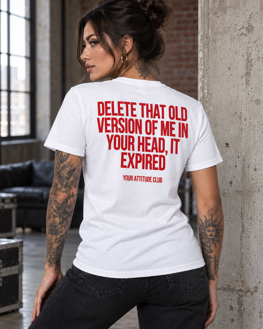 DELETE THAT OLD VERSION OF ME IN YOUR HEAD, IT EXPIRED – Unisex Statement T-Shirt Weiß mit rotem Backprint | selbstbewusstes Sprüche Shirt