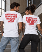 DELETE THAT OLD VERSION OF ME IN YOUR HEAD, IT EXPIRED – Unisex Statement T-Shirt Weiß mit rotem Backprint | selbstbewusstes Sprüche Shirt