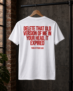DELETE THAT OLD VERSION OF ME IN YOUR HEAD, IT EXPIRED – Unisex Statement T-Shirt Weiß mit rotem Backprint | selbstbewusstes Sprüche Shirt