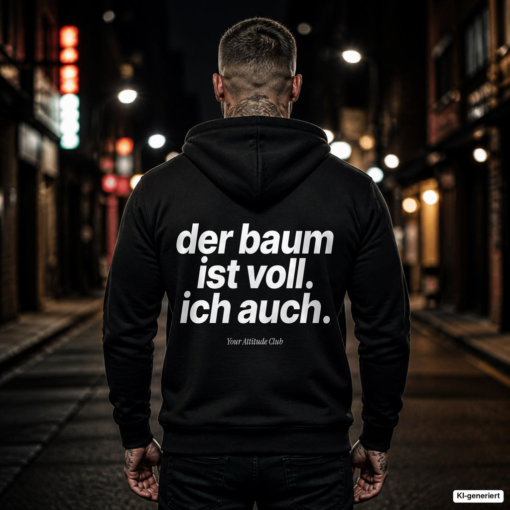 Der Baum ist voll. Ich auch – schwarzer Hoodie mit weißem Backprint, Herren in der Stadt bei Nacht