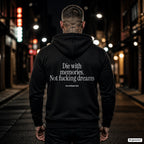 Die with memories. Not fucking dreams – schwarzer Hoodie mit weißem Backprint, Herren in der Stadt bei Nacht