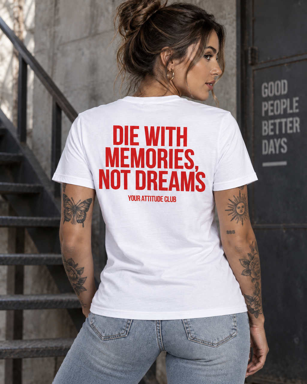 DIE WITH MEMORIES, NOT DREAMS – Unisex Statement T-Shirt Weiß mit rotem Backprint | inspirierendes Sprüche Shirt