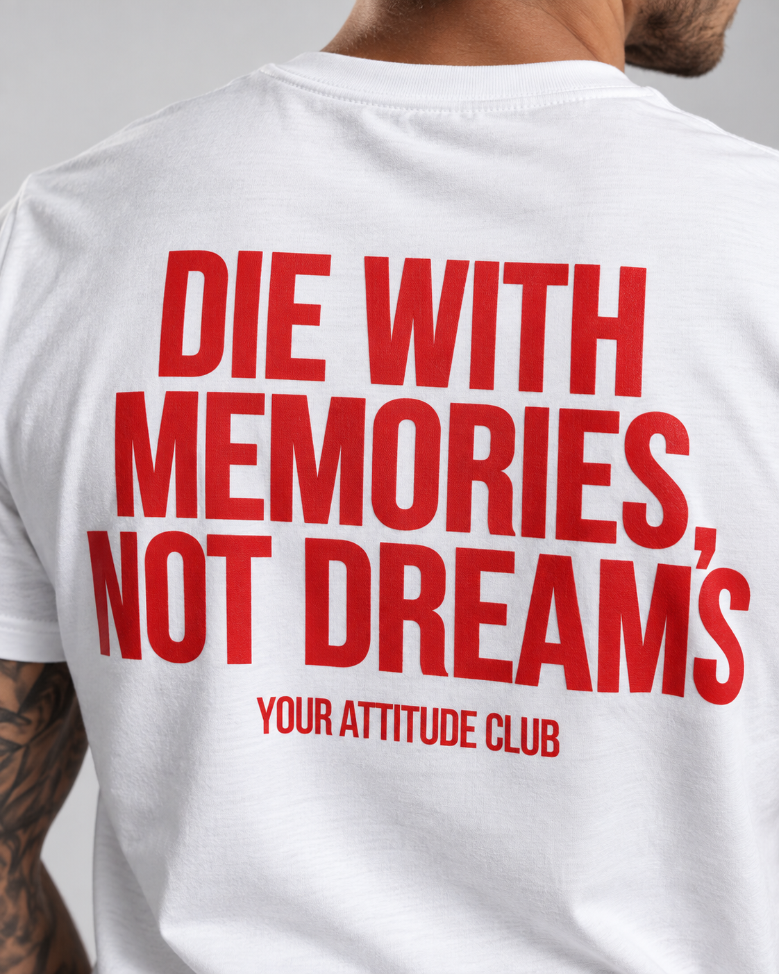 DIE WITH MEMORIES, NOT DREAMS – Unisex Statement T-Shirt Weiß mit rotem Backprint | inspirierendes Sprüche Shirt