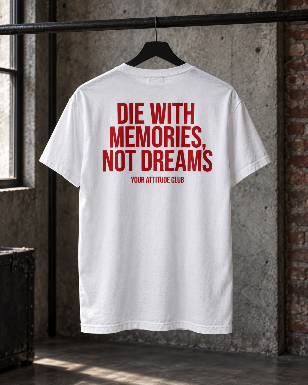 DIE WITH MEMORIES, NOT DREAMS – Unisex Statement T-Shirt Weiß mit rotem Backprint | inspirierendes Sprüche Shirt