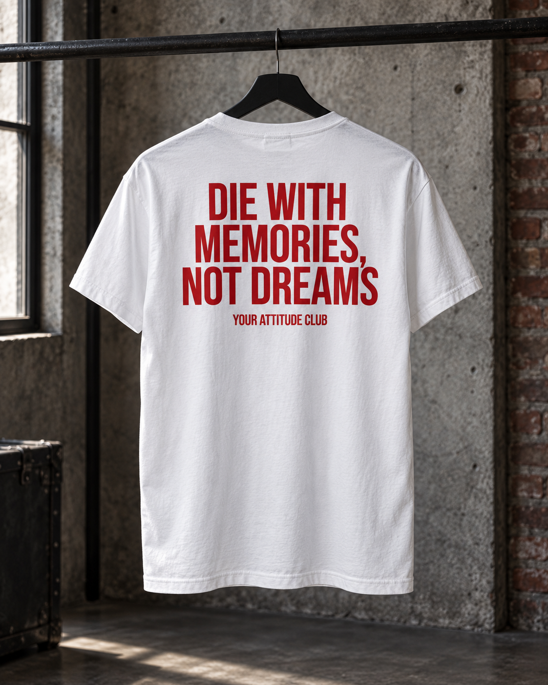 DIE WITH MEMORIES, NOT DREAMS – Unisex Statement T-Shirt Weiß mit rotem Backprint | inspirierendes Sprüche Shirt