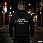 Ding dong ur opinion is wrong – schwarzer Hoodie mit weißem Backprint, Herren in der Stadt bei Nacht