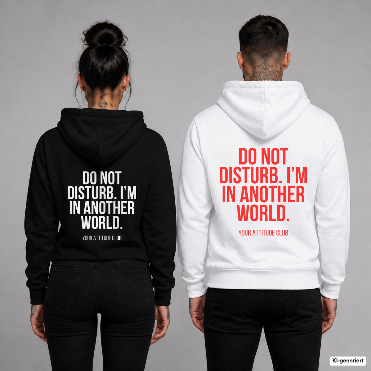 Do not disturb. I’m in another world. – Hoodie mit Backprint, Frau in Schwarz und Mann in Weiß