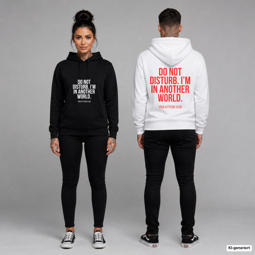 Do not disturb. I’m in another world. – Hoodie unisex mit Frontprint (Frau, Schwarz) und Backprint (Mann, Weiß)