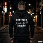 Don’t Need Nobody To Save Me – schwarzer Hoodie mit weißem Backprint, Herren in der Stadt bei Nacht