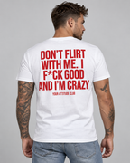 DON’T FLIRT WITH ME. I F*CK GOOD AND I’M CRAZY – Unisex Statement T-Shirt Weiß mit rotem Backprint | freches provokantes Sprüche Shirt