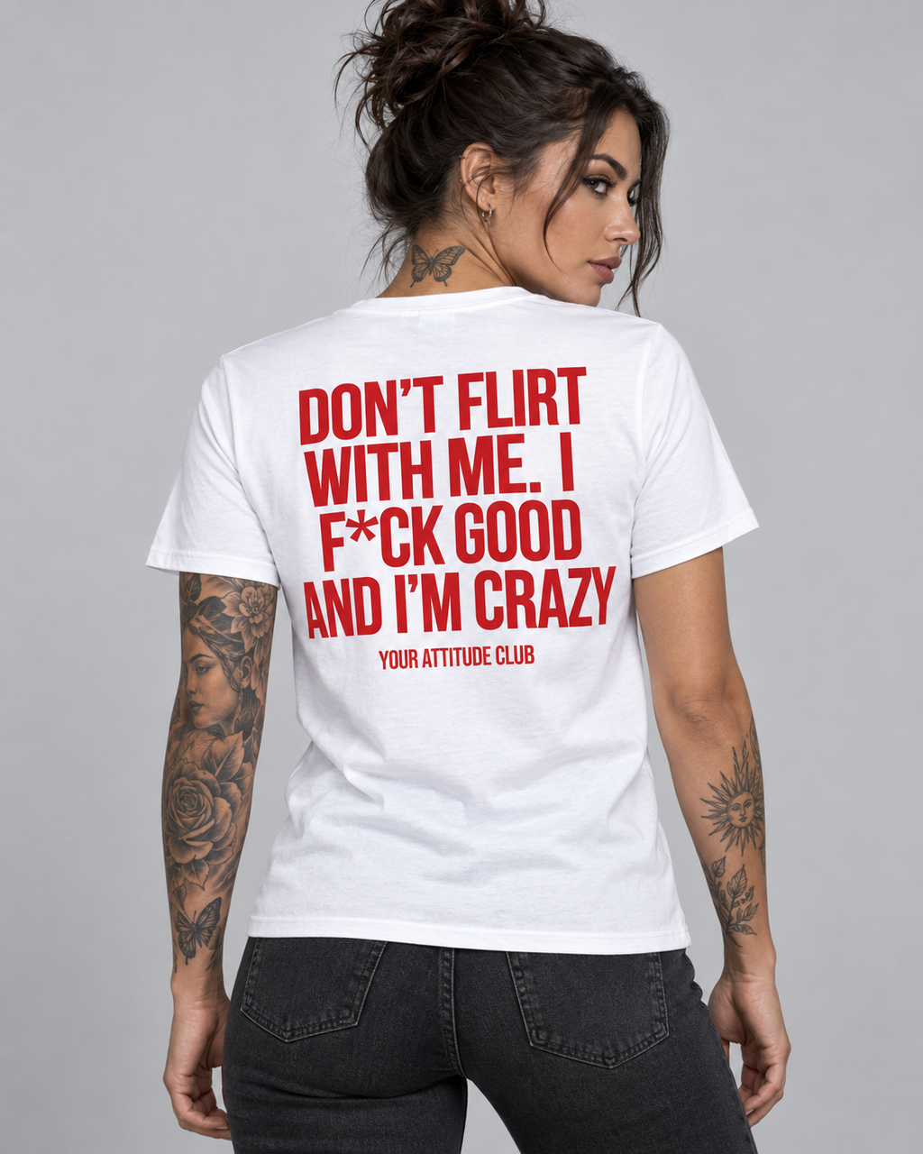 DON’T FLIRT WITH ME. I F*CK GOOD AND I’M CRAZY – Unisex Statement T-Shirt Weiß mit rotem Backprint | freches provokantes Sprüche Shirt