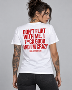 DON’T FLIRT WITH ME. I F*CK GOOD AND I’M CRAZY – Unisex Statement T-Shirt Weiß mit rotem Backprint | freches provokantes Sprüche Shirt
