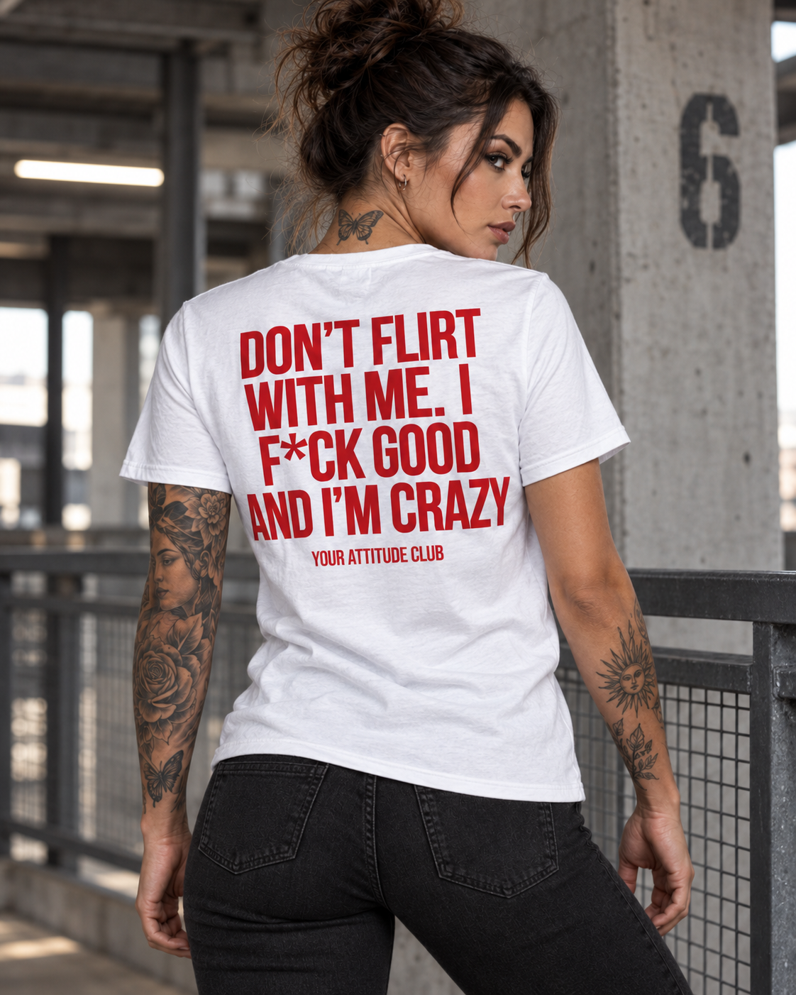DON’T FLIRT WITH ME. I F*CK GOOD AND I’M CRAZY – Unisex Statement T-Shirt Weiß mit rotem Backprint | freches provokantes Sprüche Shirt