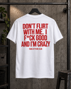 DON’T FLIRT WITH ME. I F*CK GOOD AND I’M CRAZY – Unisex Statement T-Shirt Weiß mit rotem Backprint | freches provokantes Sprüche Shirt