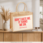 Don't hate me. It turns me on. – Jutetasche mit Spruch, auf dem Sideboard im Flur
