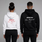 Drink Love Sex Repeat – Hoodie mit Backprint, Frau in Weiß mit rotem und Mann in Schwarz mit weißem Aufdruck