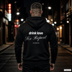 Drink Love Sex Repeat – schwarzer Hoodie mit weißem Backprint, Herren in der Stadt bei Nacht