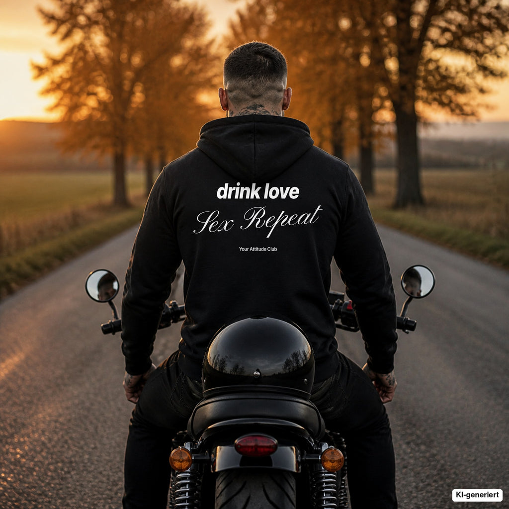 Drink Love Sex Repeat – schwarzer Hoodie mit weißem Backprint, Herren auf dem Motorrad