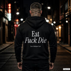 Eat Fuck Die – schwarzer Hoodie mit weißem Backprint, Herren in der Stadt bei Nacht