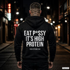 Eat p*ssy it’s high protein – schwarzer Hoodie mit weißem Backprint, Herren in der Stadt bei Nacht