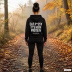 Eat p*ssy it’s high protein – schwarzer Hoodie mit weißem Backprint, Damen beim Joggen im Herbst