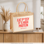 Eat p*ssy it's high protein – Jutetasche mit Spruch, auf dem Sideboard im Flur