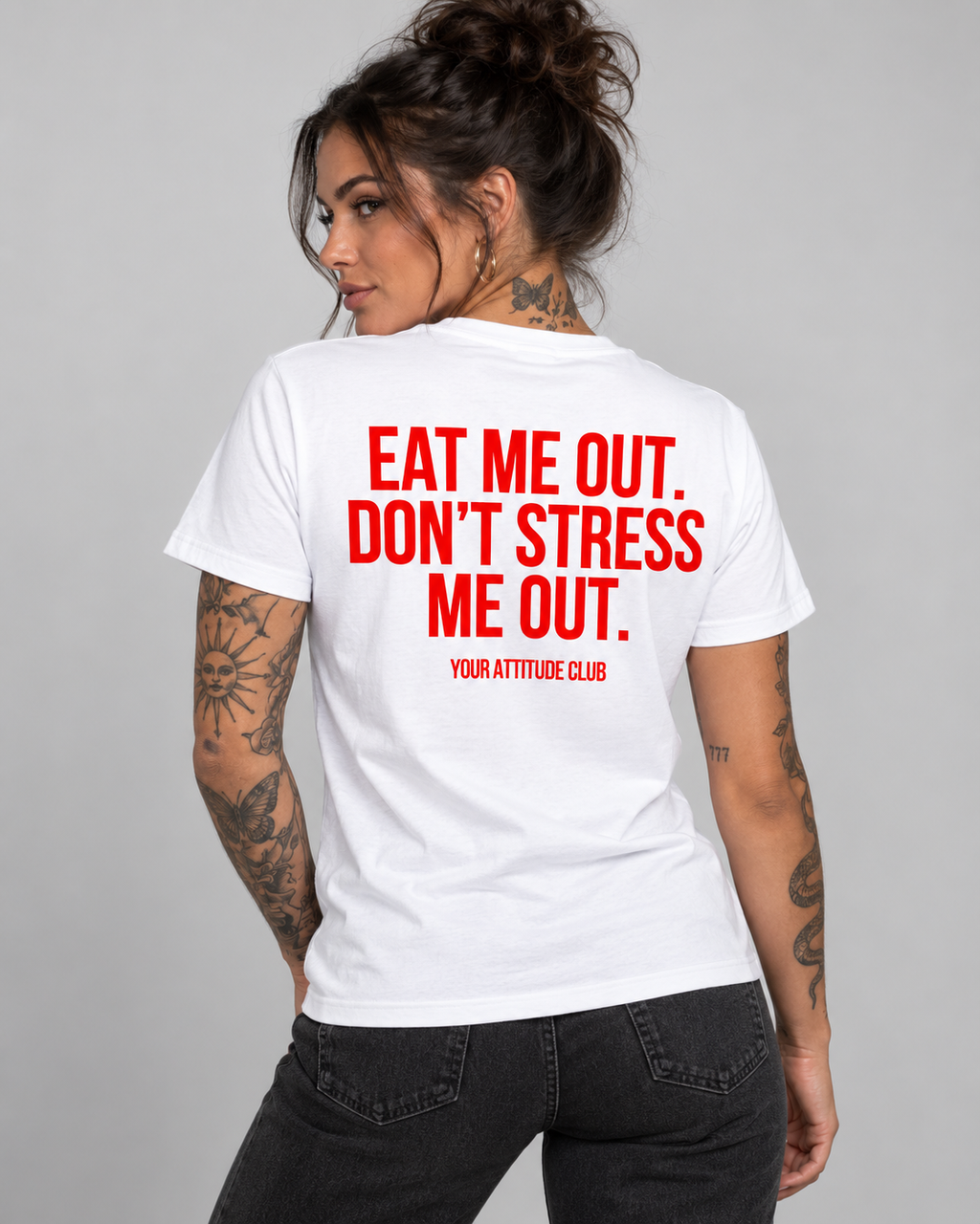 EAT ME OUT. DON’T STRESS ME OUT. – Unisex Statement T-Shirt Weiß mit rotem Backprint | freches Sprüche Shirt