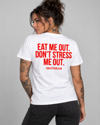 EAT ME OUT. DON’T STRESS ME OUT. – Unisex Statement T-Shirt Weiß mit rotem Backprint | freches Sprüche Shirt