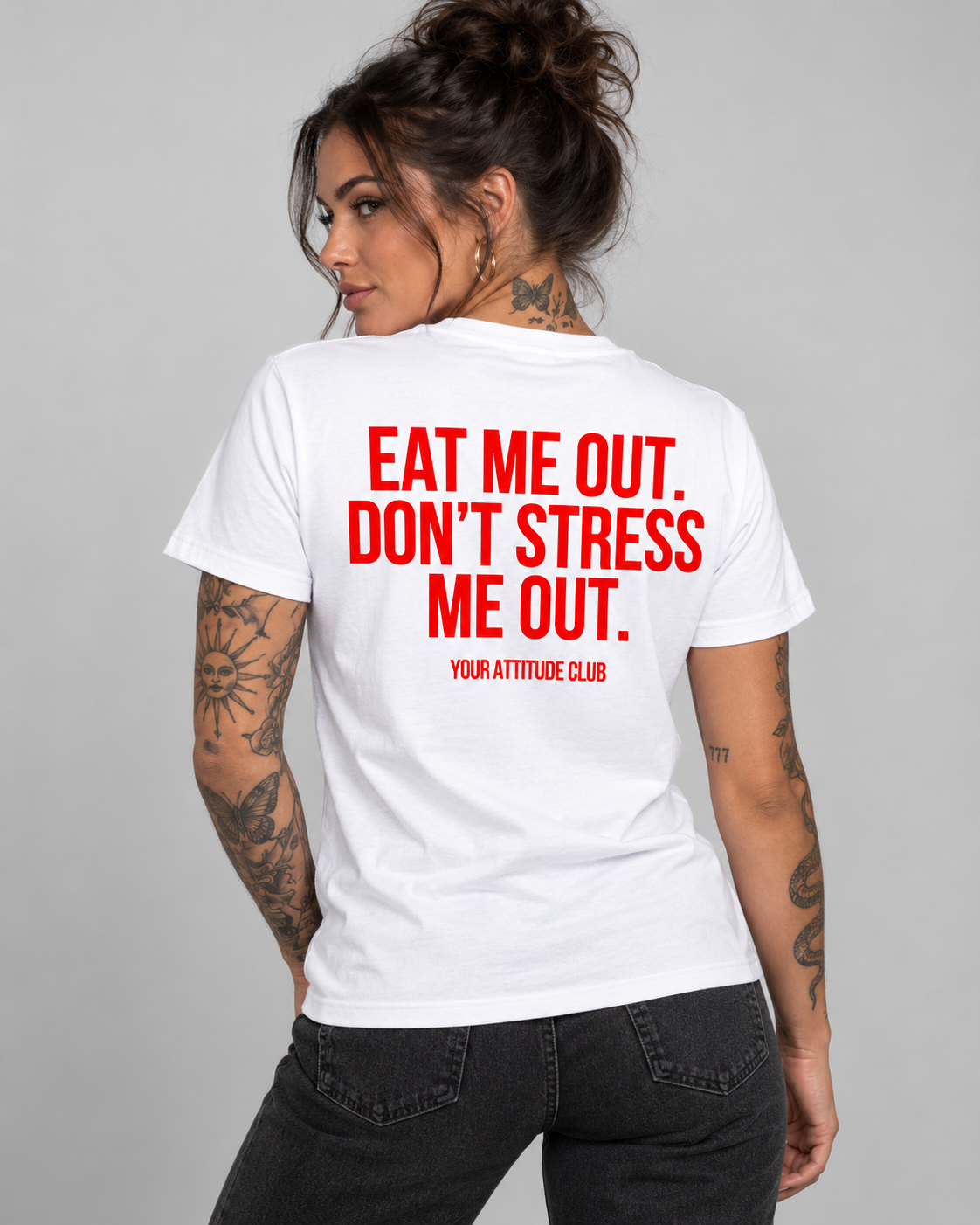 EAT ME OUT. DON’T STRESS ME OUT. – Unisex Statement T-Shirt Weiß mit rotem Backprint | freches Sprüche Shirt