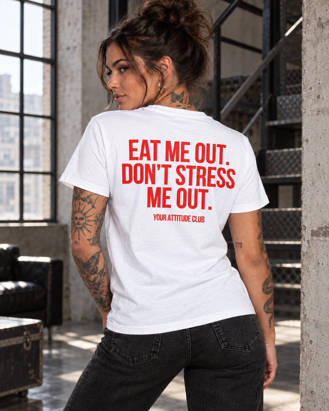 EAT ME OUT. DON’T STRESS ME OUT. – Unisex Statement T-Shirt Weiß mit rotem Backprint | freches Sprüche Shirt