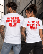 EAT ME OUT. DON’T STRESS ME OUT. – Unisex Statement T-Shirt Weiß mit rotem Backprint | freches Sprüche Shirt
