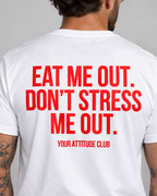 EAT ME OUT. DON’T STRESS ME OUT. – Unisex Statement T-Shirt Weiß mit rotem Backprint | freches Sprüche Shirt