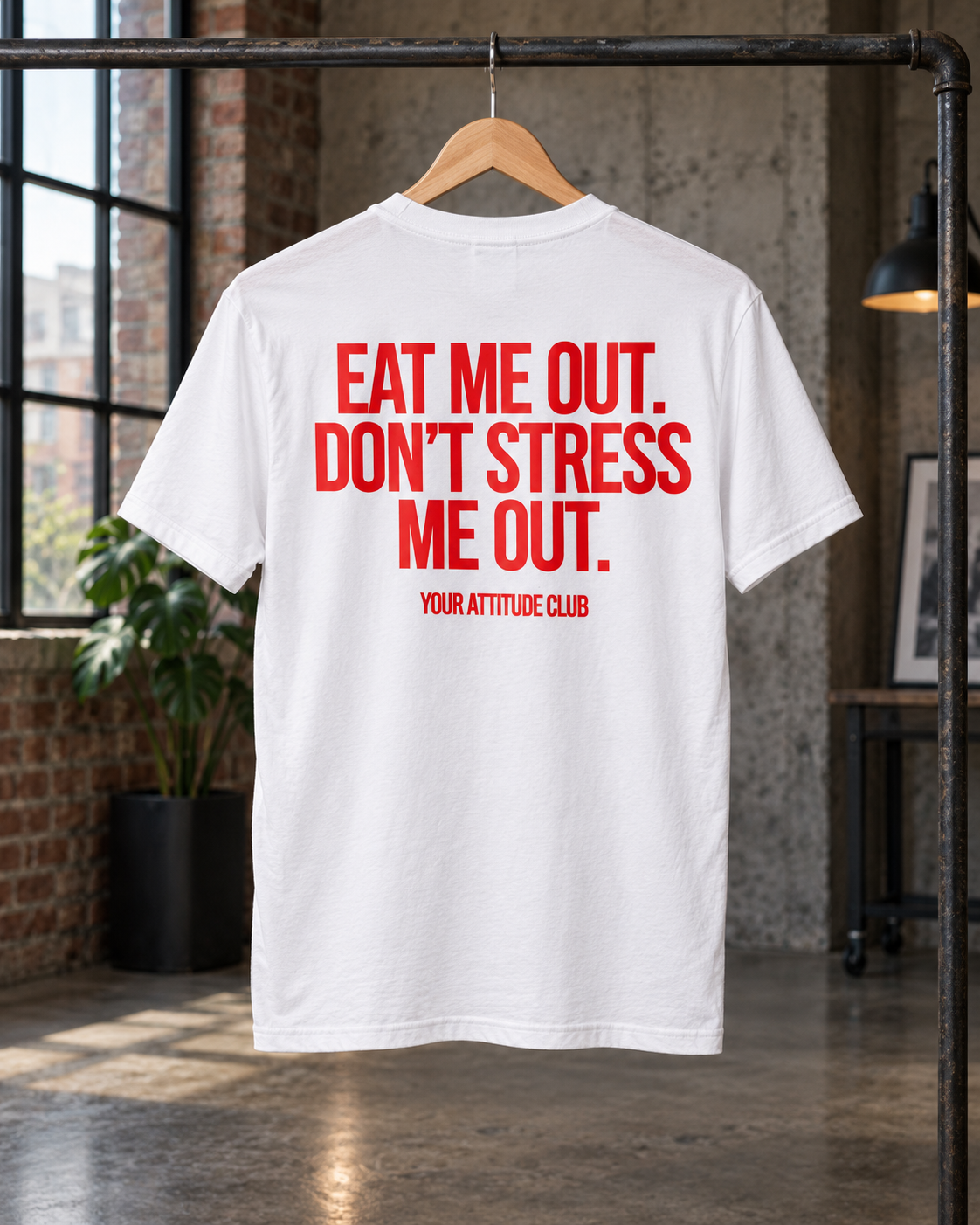 EAT ME OUT. DON’T STRESS ME OUT. – Unisex Statement T-Shirt Weiß mit rotem Backprint | freches Sprüche Shirt
