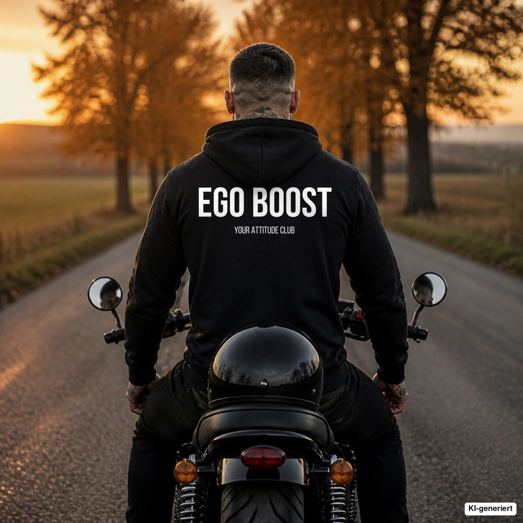 EGO BOOST – schwarzer Hoodie mit weißem Backprint, Herren auf dem Motorrad
