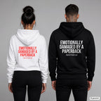 Emotionally damaged by a paperback – Hoodie mit Backprint, Frau in Weiß mit rotem und Mann in Schwarz mit weißem Aufdruck
