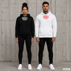 Emotionally damaged by a paperback – Hoodie mit Frontprint, Frau in Schwarz und Mann in Weiß vor Betonwand
