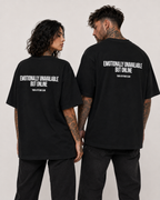 EMOTIONALLY UNAVAILABLE BUT ONLINE – schwarzes Unisex Oversize Shirt mit weißem Backprint, Dating Humor T-Shirt, freches Streetwear Geschenk