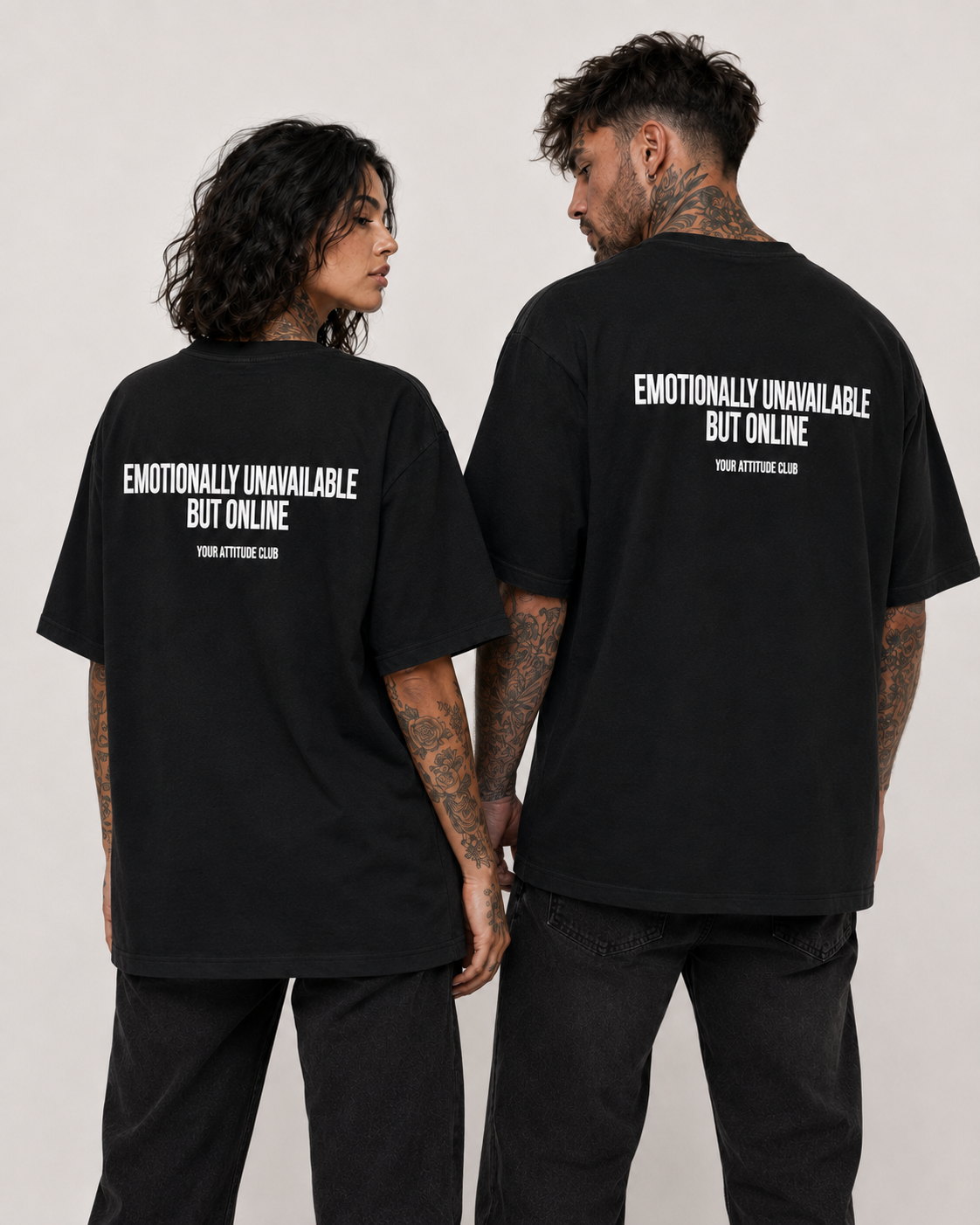 EMOTIONALLY UNAVAILABLE BUT ONLINE – schwarzes Unisex Oversize Shirt mit weißem Backprint, Dating Humor T-Shirt, freches Streetwear Geschenk