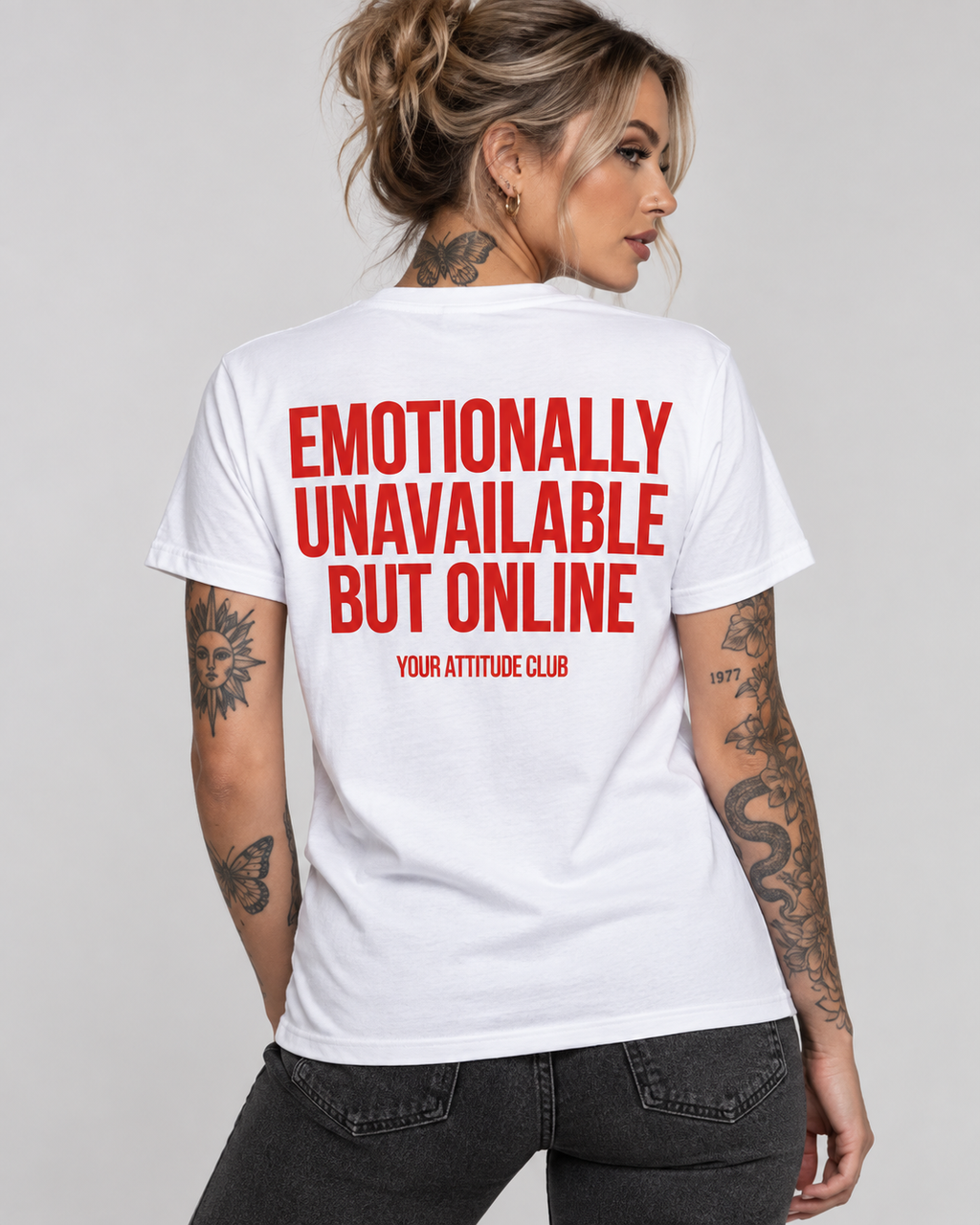 EMOTIONALLY UNAVAILABLE BUT ONLINE – Unisex Statement T-Shirt Weiß mit rotem Backprint | sarkastisches Sprüche Shirt